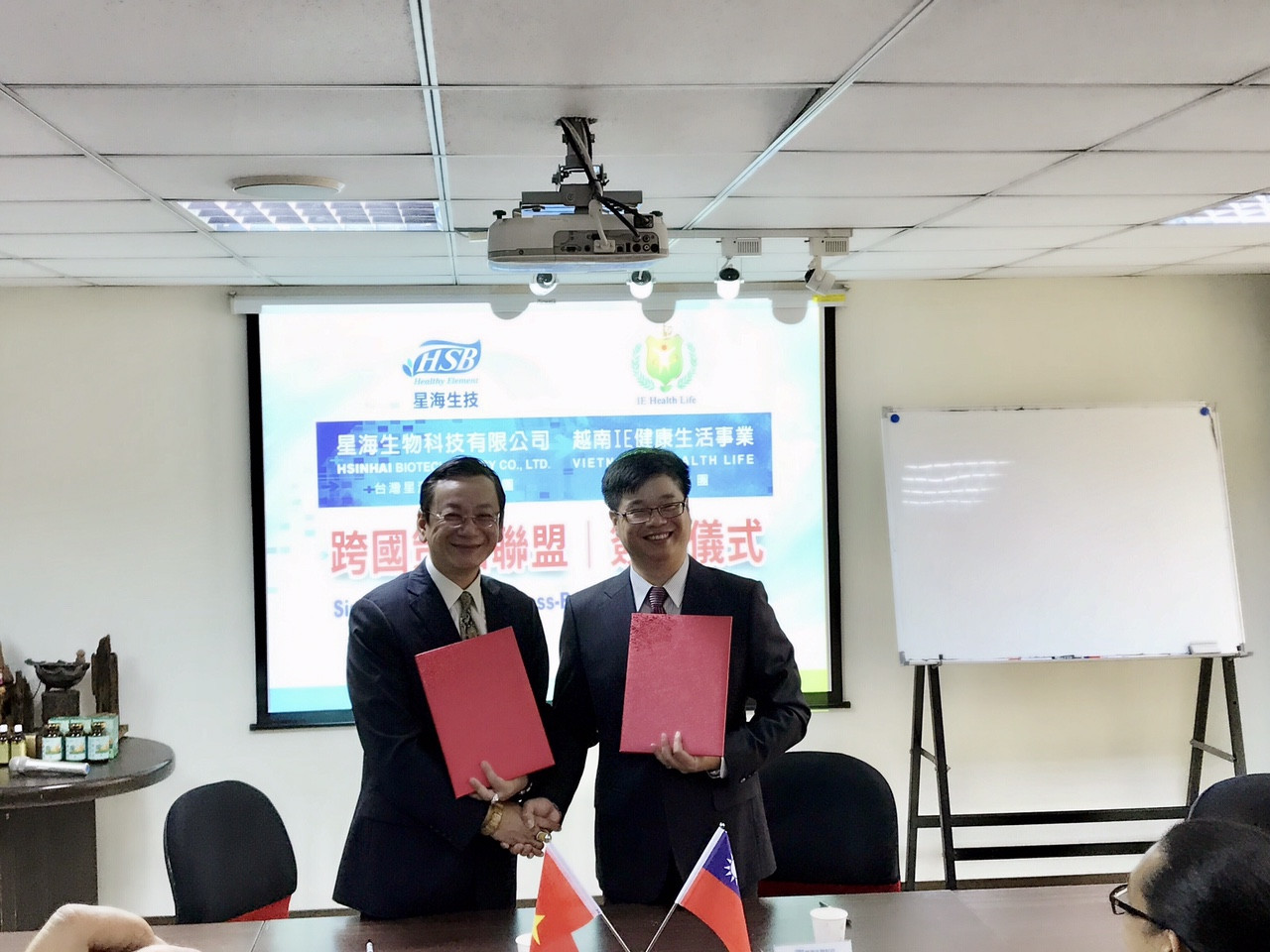 Thiên Ngọc Minh Uy Group hợp tác nuôi trồng Trùng Thảo Hoàng Kim với Tập đoàn Tinh Hải tại Việt Nam
