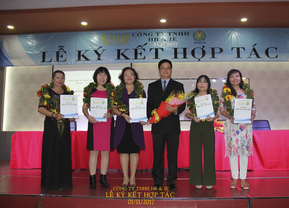 TS Huỳnh Quốc Vinh chụp hình với các cổ đông IE sau lễ ký kết