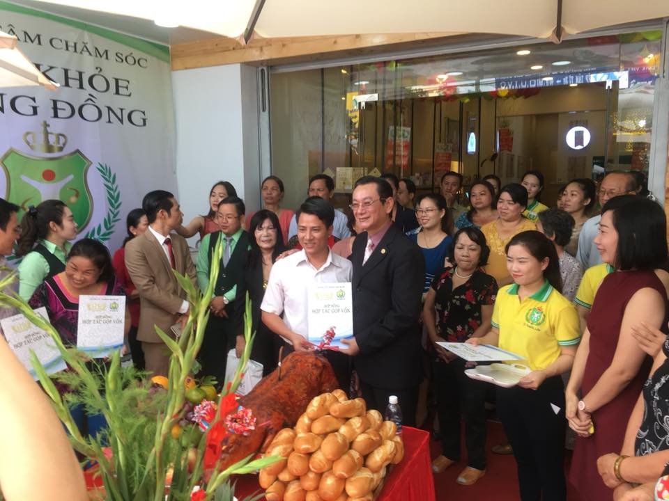 Ông Lưu Trí Nhân - CEO Thiên Ngọc Minh Uy Group trao quyền cổ đông cho ông Nguyễn Văn Liễu