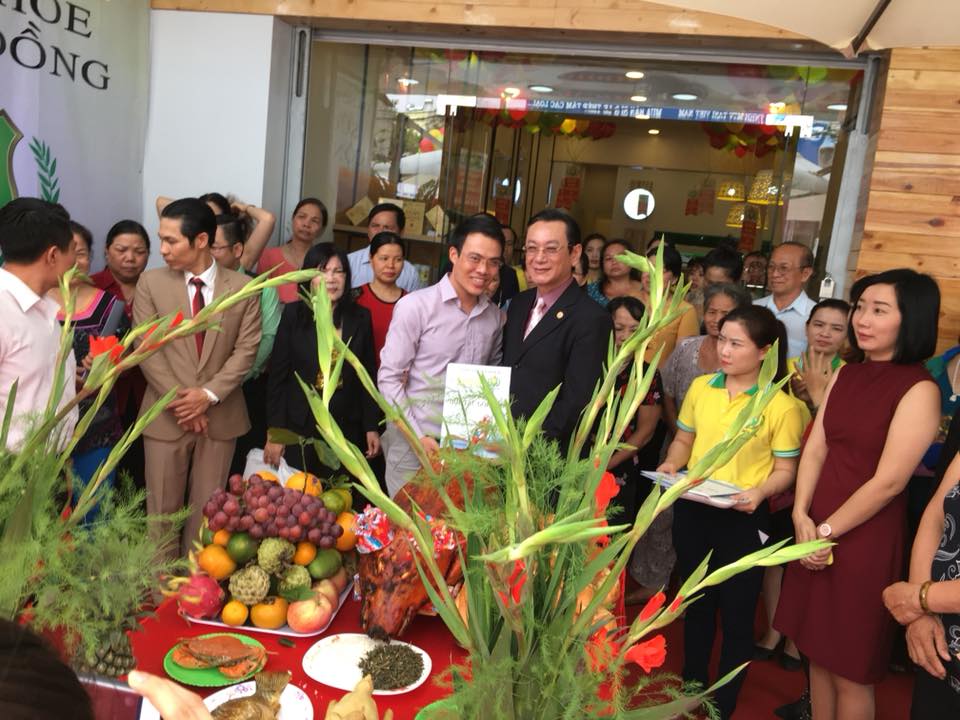 Ông Lưu Trí Nhân - CEO Thiên Ngọc Minh Uy trao quyền cổ đông cho ông Nguyễn Văn Sơn