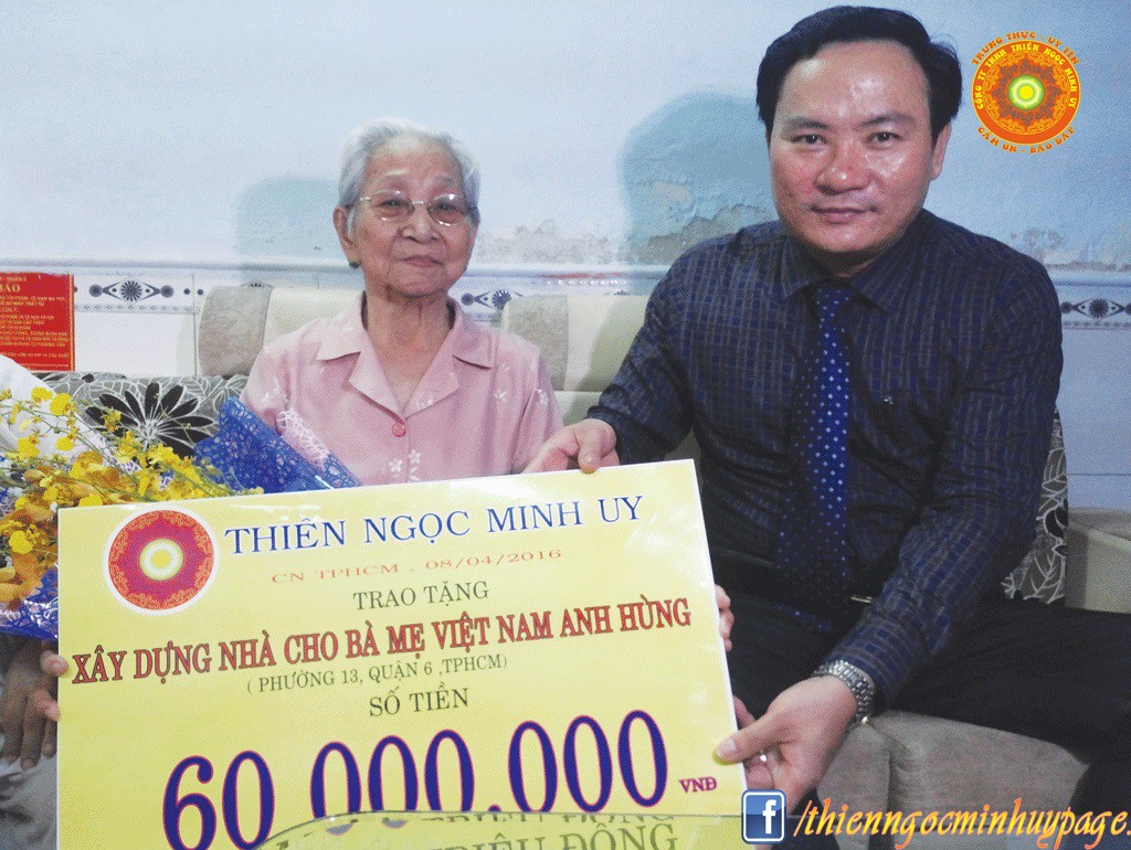 Ông Hồ Đình Hà - Giám đốc chi nhánh TP.HCM - Công ty Thiên Ngọc Minh Uy đến thăm và trao tặng 60 triệu đồng cho Mẹ Việt Nam anh hùng Nguyễn Thị Hồng ở Q.6 - Ảnh: Thảo My