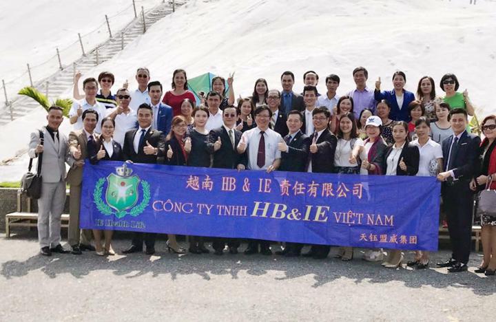 Đoàn cấp cao Thiên Ngọc chụp hình cùng đội ngũ cấp cao tập đoàn TaiYen