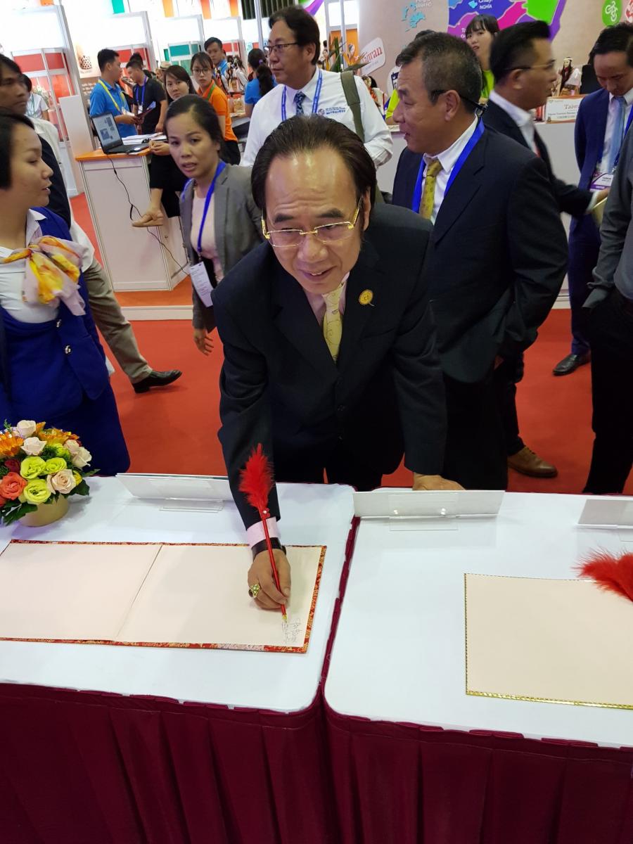 Chủ tịch HĐQT Tổng Tài Tô Vân Minh ký tên hưởng ứng