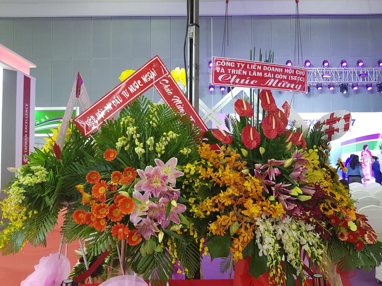 Hiệp hội đầu tư nước ngoài và Công ty liên doanh gửi hoa chúc mừng