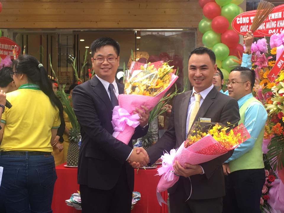 CEO Tập đoàn Tinh Hải bắt tay hợp tác phân phối sản phẩm cùng đại diện IE quận 10 ông Chu Văn Tuấn