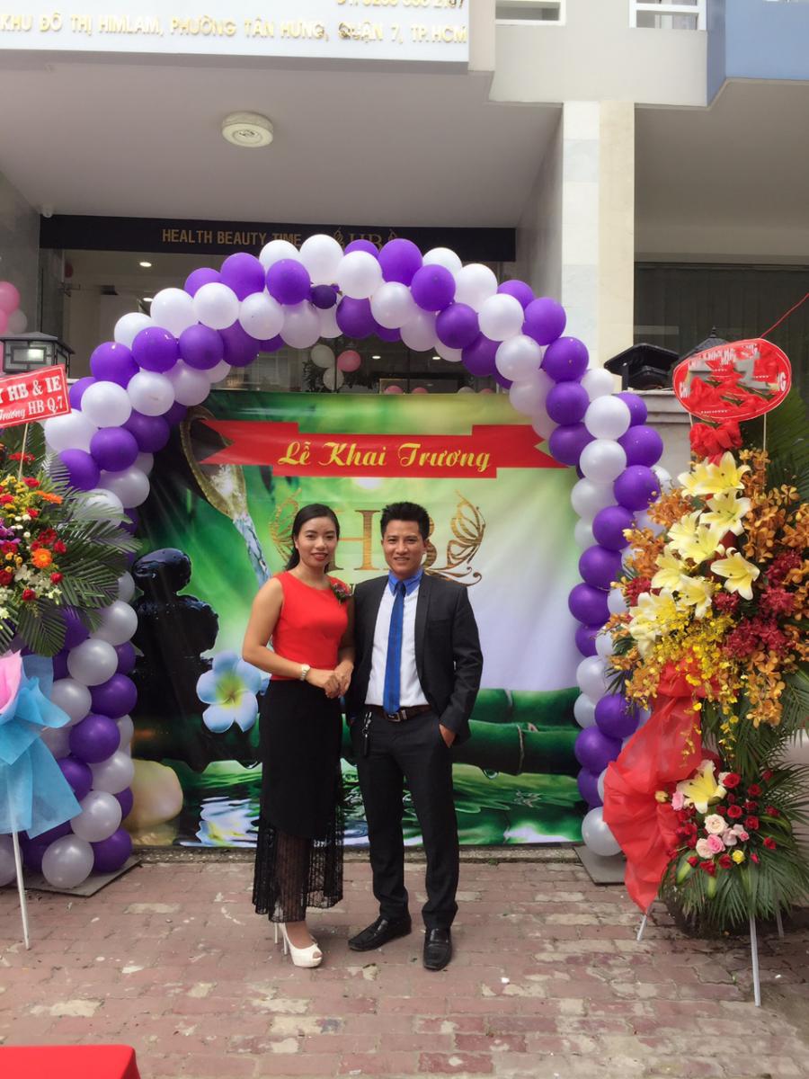 Chị Nguyễn Thị Liên và chồng trong buổi lễ khai trương HB quận 7