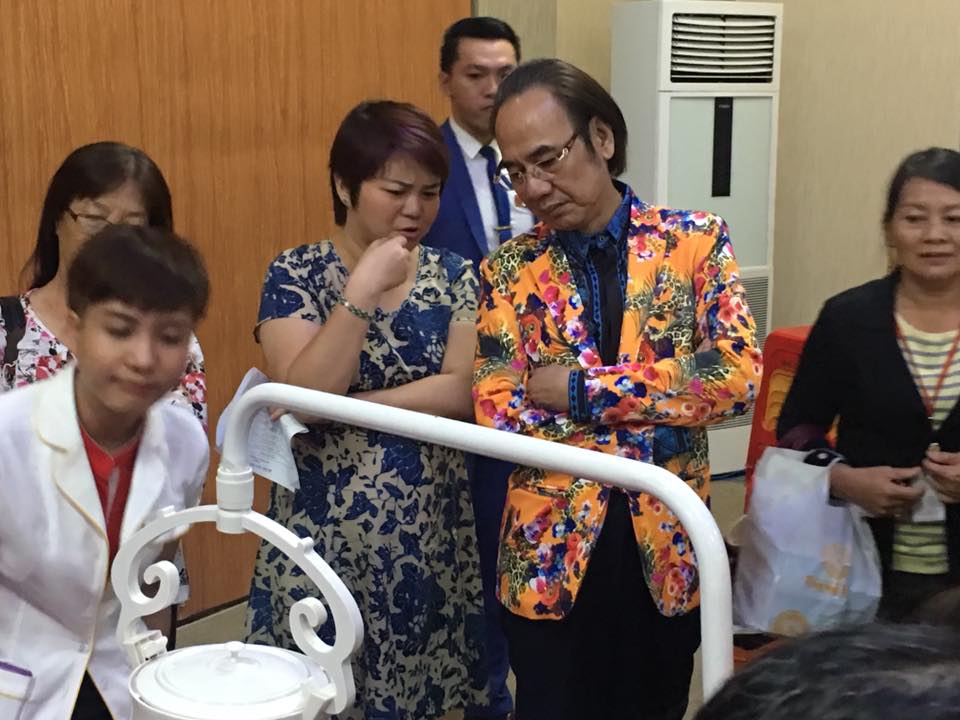 Tổng Tài Tô Vân Minh trao đổi với chuyên gia Lý Tịnh Huyền về tính năng ưu việt của những thiết bị sẽ được trang bị tại hệ thống HB