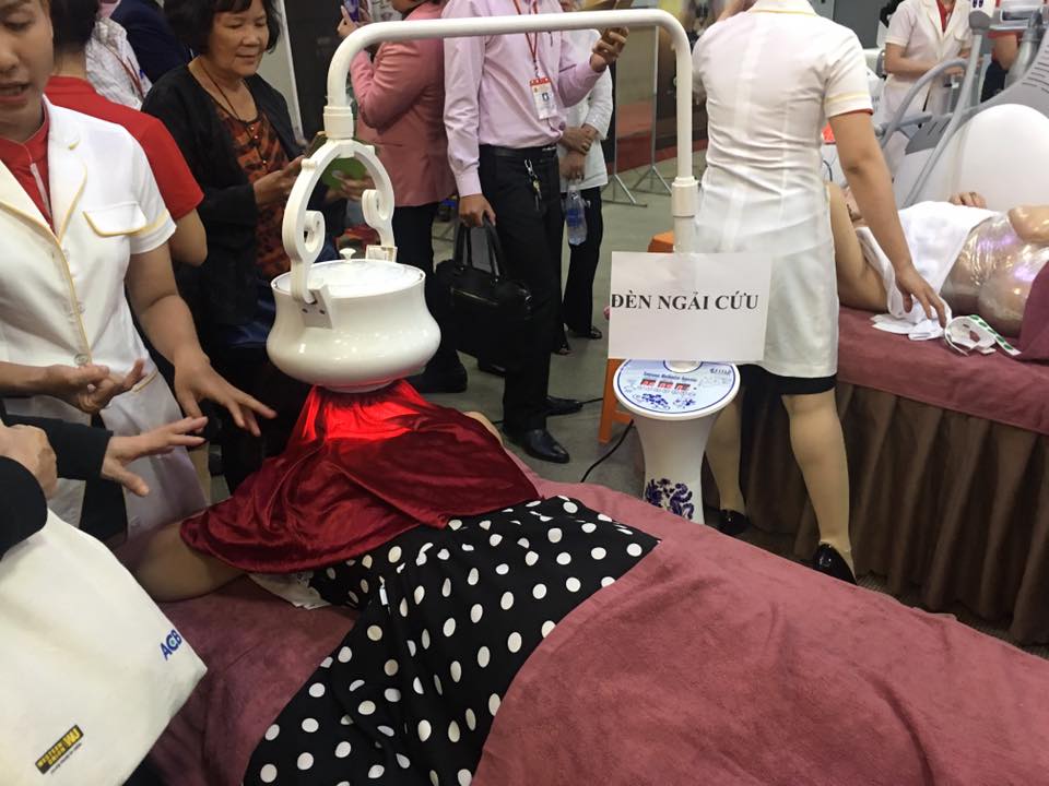 Đèn ngải cứu giúp khách hàng bài hàn từ trong cơ thể ra ngoài