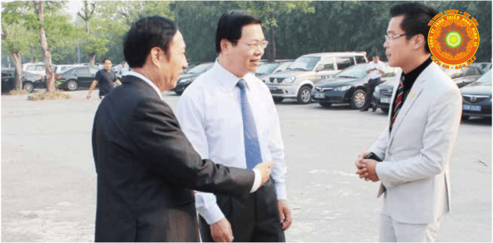 Bộ trưởng Bộ Công thương Vũ Huy Hoàng (đứng giữa) căn dặn Doanh nhân Hoàng Trần Hiếu (bên phải) cùng Nhà báo Trần Đăng Hùng (bên trái) (Ngày 11/10/2014 tại Thiên đường Bảo Sơn – Hà Nội)